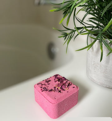 Bombe de bain – Pomme-grenade et pétales (petit cube)